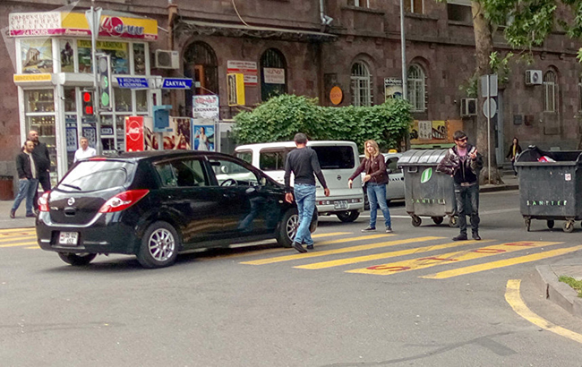 Протесты в Ереване возобновились, активисты перекрывают дороги